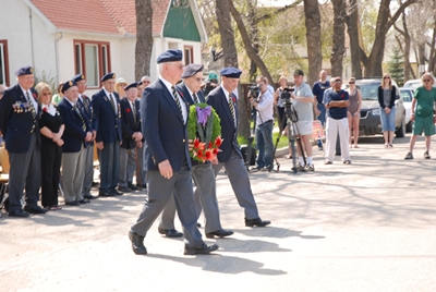 Three veterans laying a wreath on behalf of the Army, Navy and Air Force.